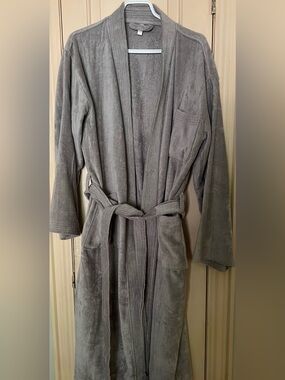 Plush Grey Bath Robe with Belt. Size large. NWOT